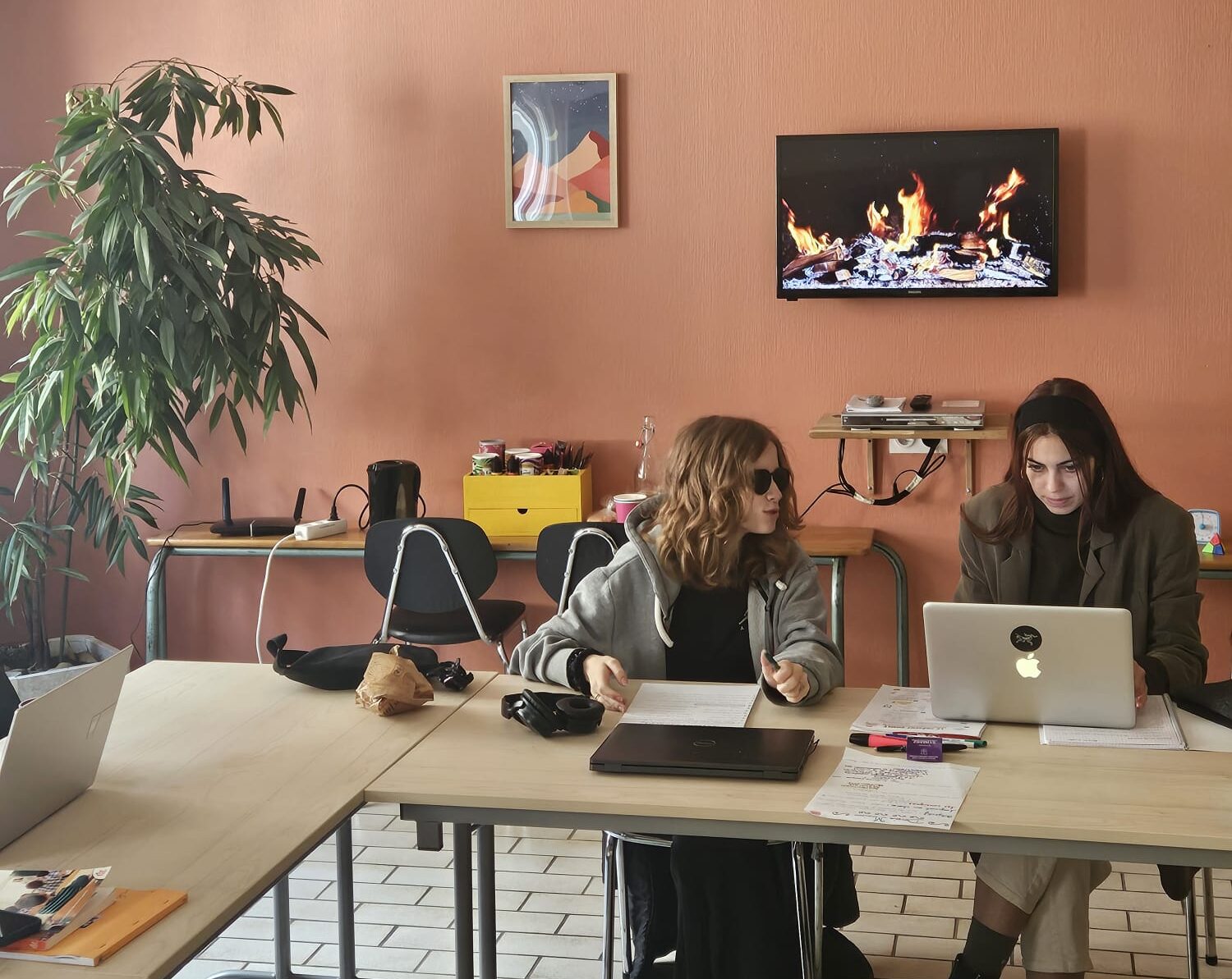 adolescents travaillant au coworking scolairement autre